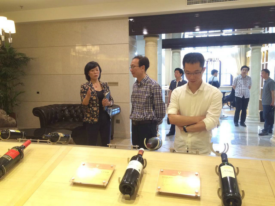 宁波市政府发展研究中心一行来温调研，就时尚经济赴白鹿堡调研